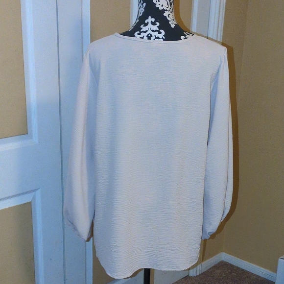 Elegant Cream Blouse - Picture 5 of 8